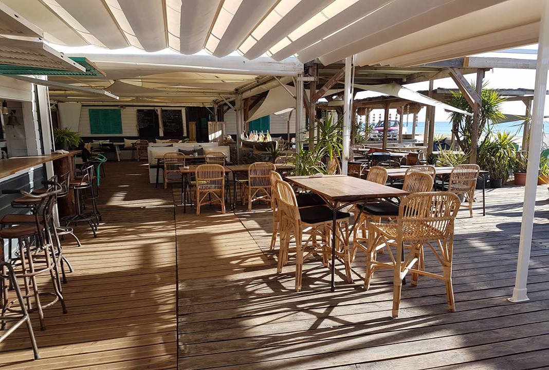 Panneau En Bois Sur La Plage | Photo Premium