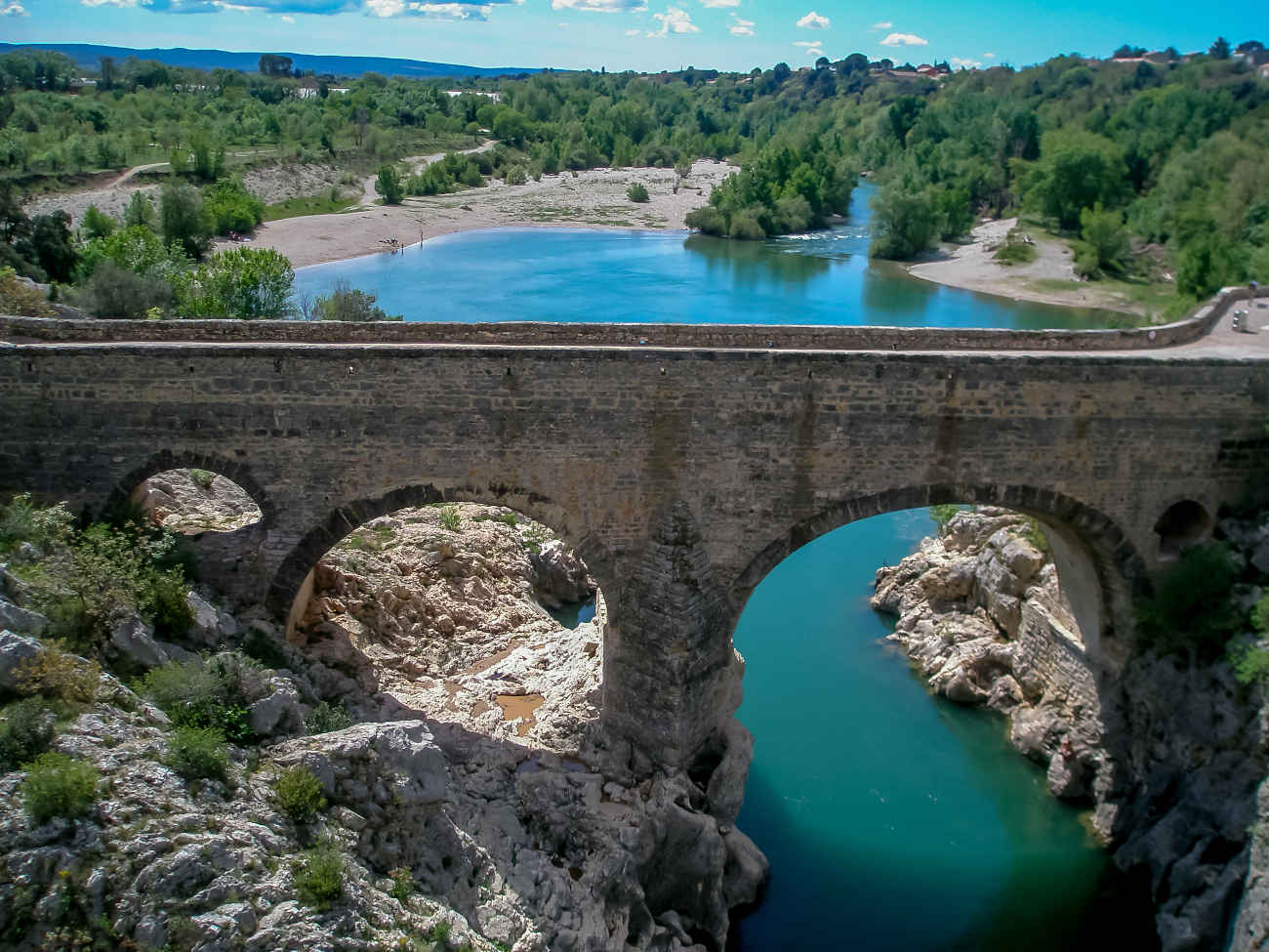 Spéléologie entre copines dans les gorges de l'Hérault - Tourisme Hérault