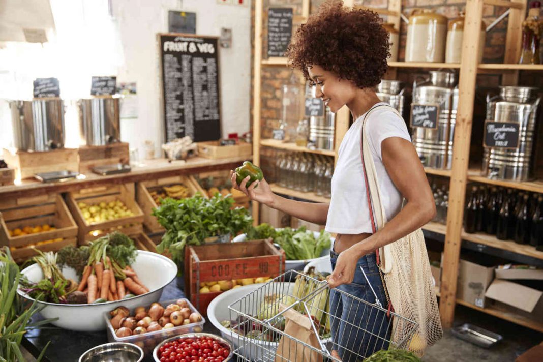 femme choisissant des légumes dans une épicerie bio à Montpellier