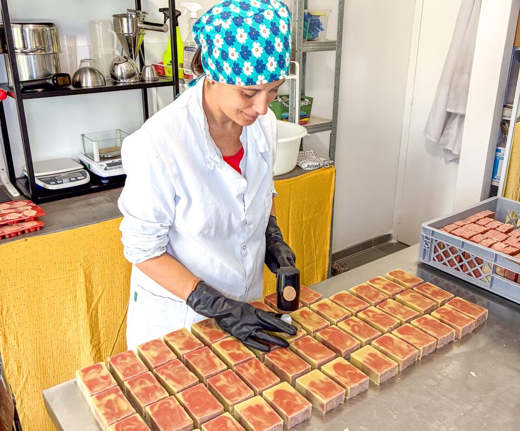 Fabrication à la main des produits cosmétiques L'Orée du Sud
