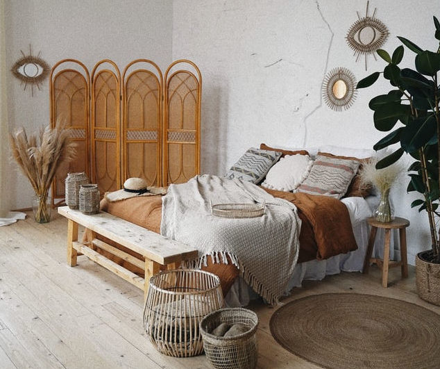 chambre cocooning avec lit paravent, plantes, paniers, tapis et miroirs au mur