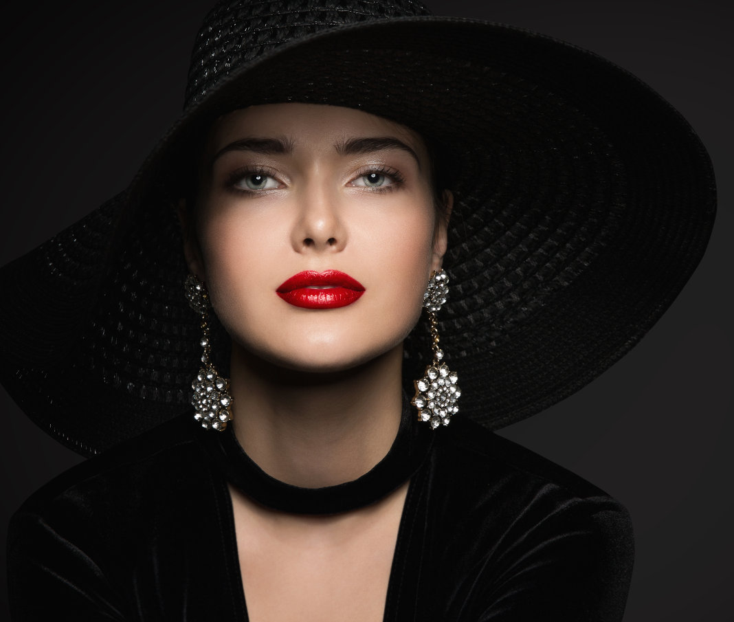 joaillerie à Marseille portrait d'une femme en noir avec capeline et boucles d'oreilles en diamants