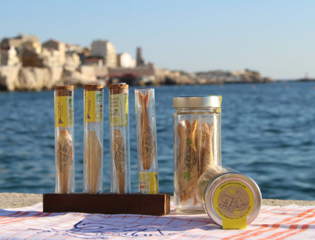 cadeau à Marseille boîtes de sablés en forme de sardine avec vue sur la mer