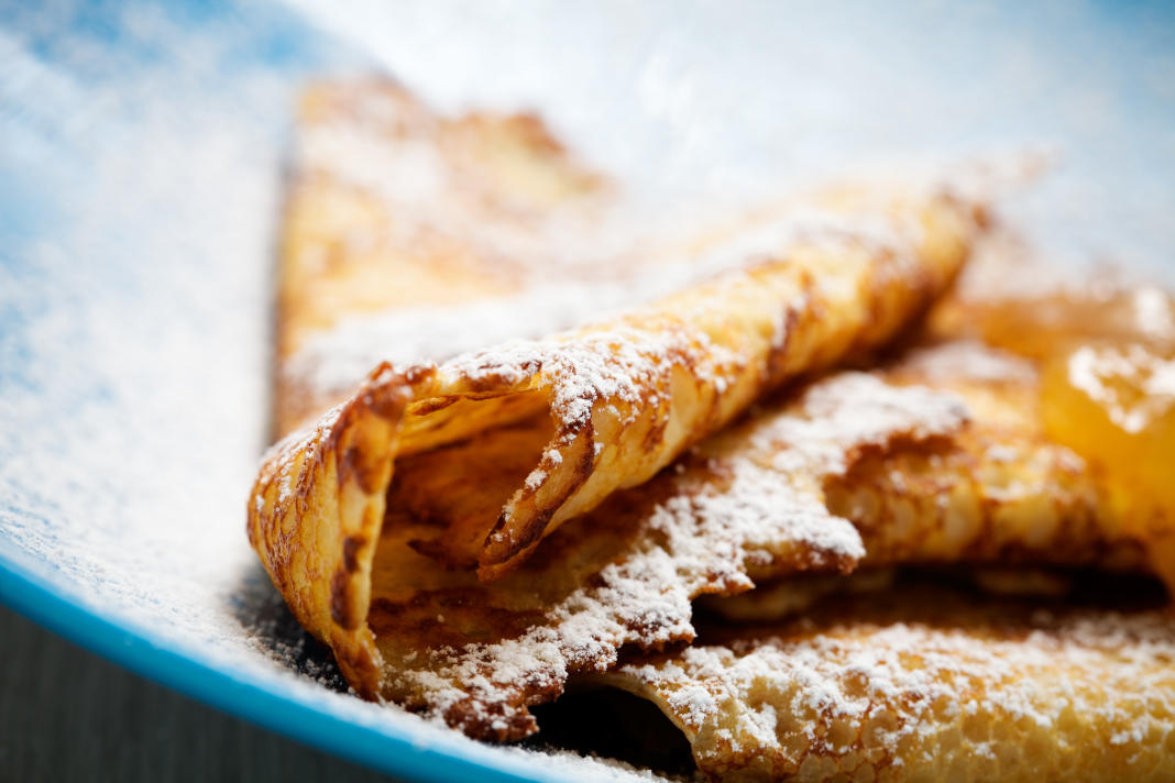 Crêperie à Marseille crêpes avec du sucre glace sur une assiette bleue