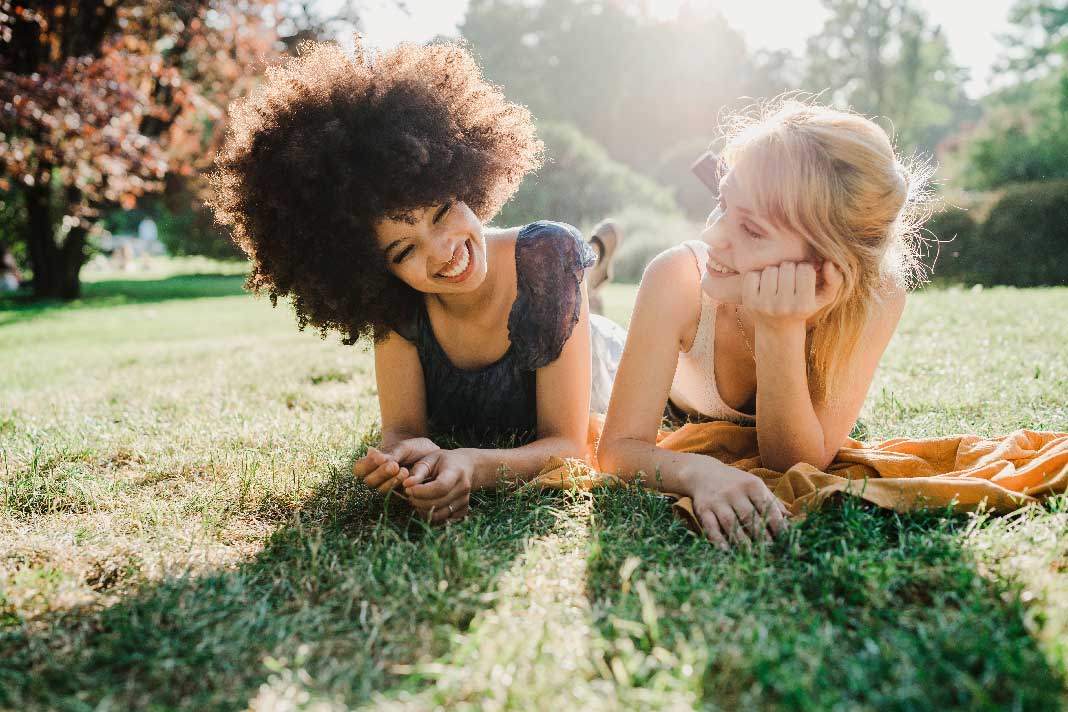 Deux femmes qui se reposent dans les parcs et jardins de Marseille