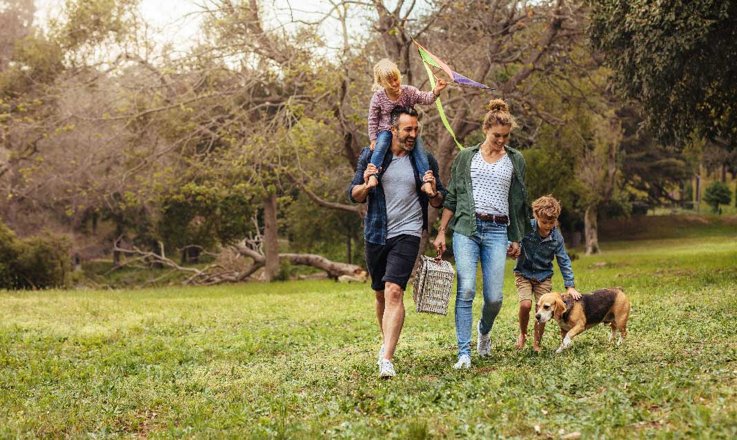 Famille qui se promène dans les parcs et jardins de Montpellier