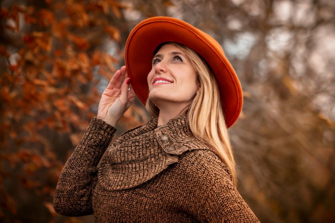 Une femme qui affronte l'automne en prenant des compléments alimentaires