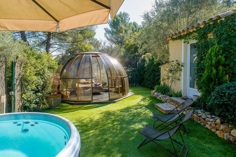 Chambre insolite bulle open sky du Domaine Jobert à Aubagne