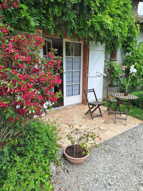 Petit salon de jardin de la chambre d'hôtes les Douves