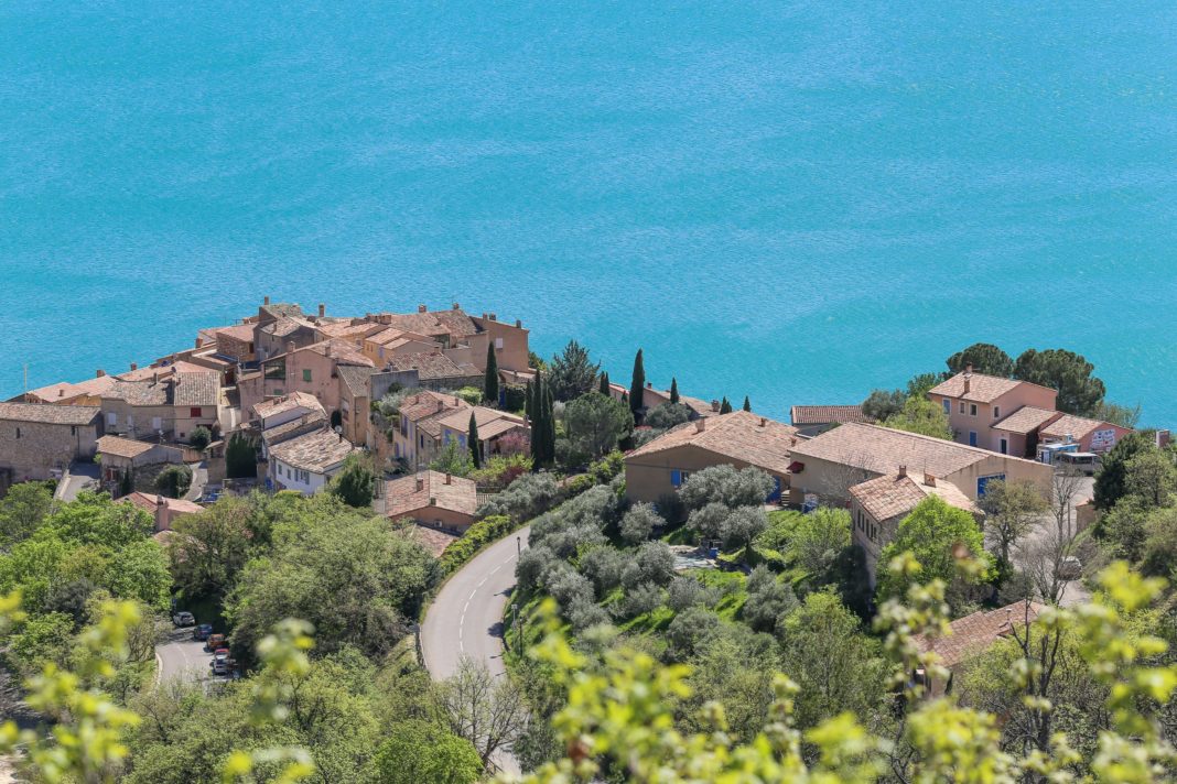 Vue sur le village de Sainte-Croix du Verdon