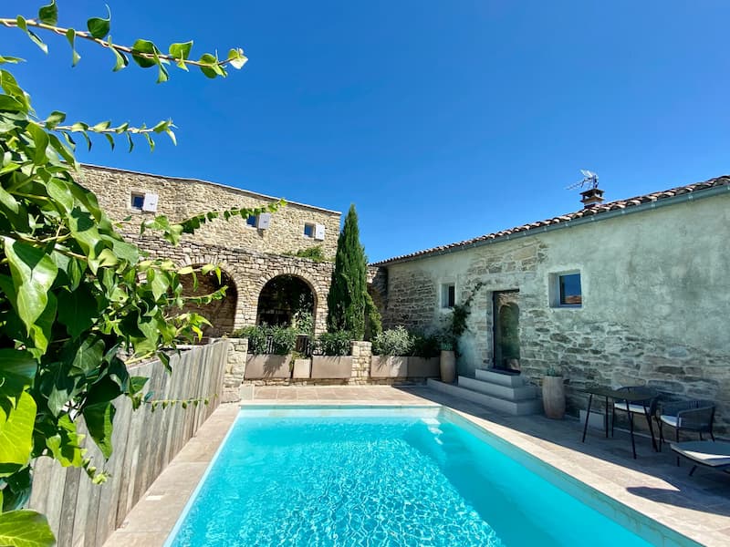 La piscine de la maison des vendangeurs chambre d'hôtes dans les Cévennes