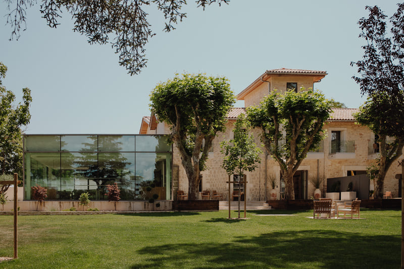 Vue extérieure de la maison Verchant, son jardin et sa verrière