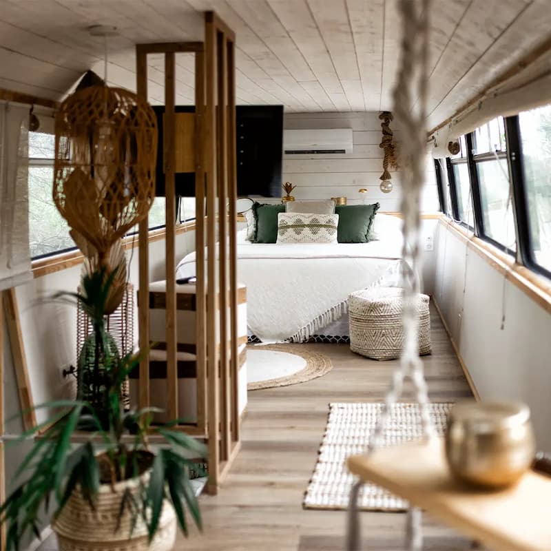 Bus aménagé de Nuitées Bohèmes chambres d'hôtes autour de Montpellier