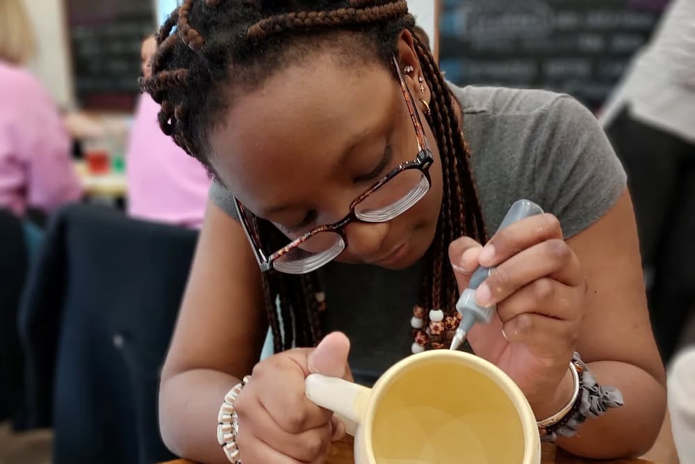 Peinture sur céramique dans l'un des meilleurs cafés de Toulouse