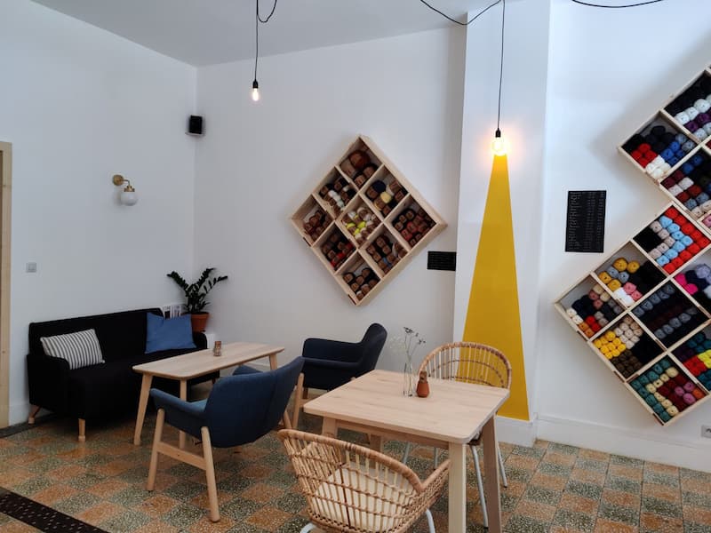 Intérieur du Fil en Trop' café tricot de Marseille