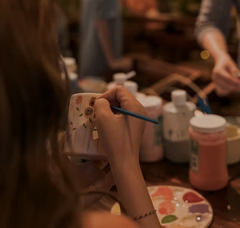 Peinture sur céramique à l'Atelier Créatif, l'un des meilleurs cafés branchés de Toulouse