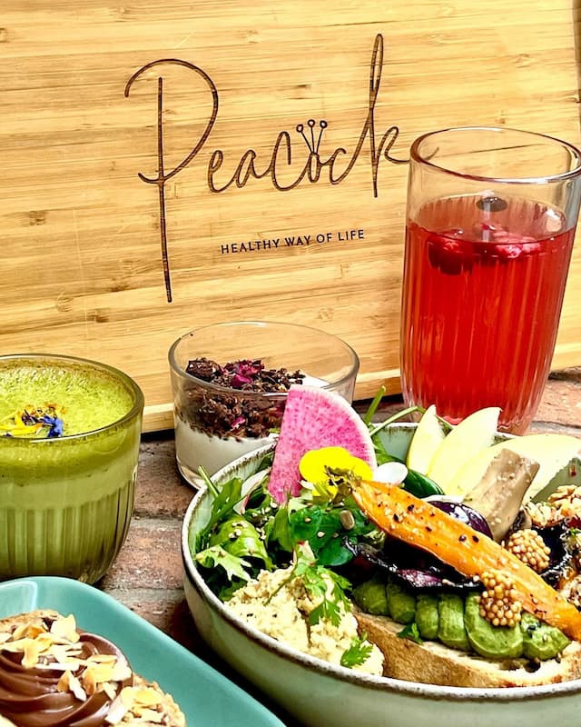 Boissons et plats au café-studio Peacock de Toulouse