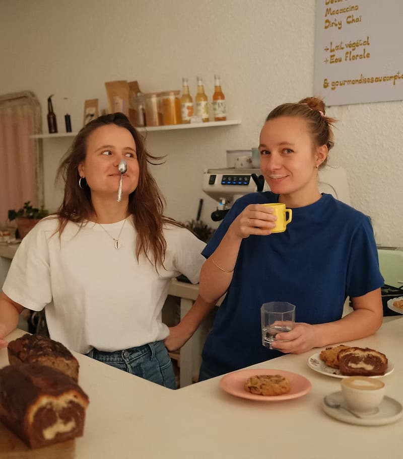 Léa et Margaux fondatrices du Studio Tribu l'un des meilleurs cafés branchés de Marseille